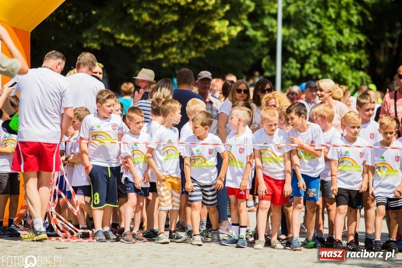 Zdjęcie w galerii na portalu naszraciborz.pl: Upał im niestraszny. Setki młodych biegaczy na starcie Raciborskiego Biegu Profilaktycznego  wiadomości z regionu