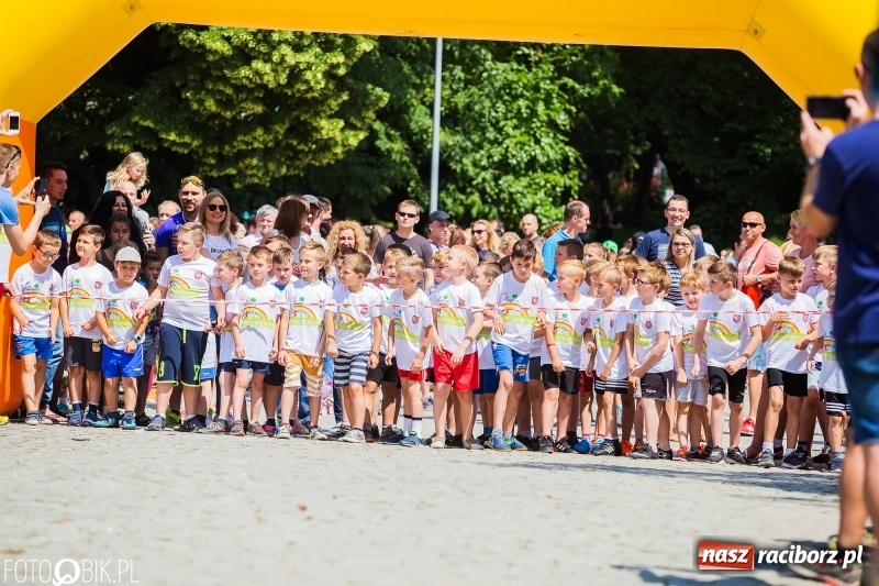 Zdjęcie w galerii na portalu naszraciborz.pl: Upał im niestraszny. Setki młodych biegaczy na starcie Raciborskiego Biegu Profilaktycznego  wiadomości z regionu