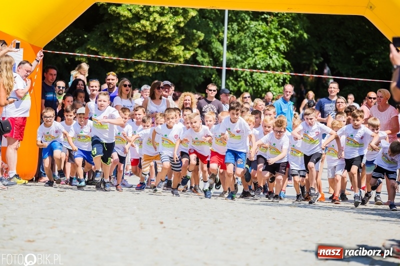 Zdjęcie w galerii na portalu naszraciborz.pl: Upał im niestraszny. Setki młodych biegaczy na starcie Raciborskiego Biegu Profilaktycznego  wiadomości z regionu