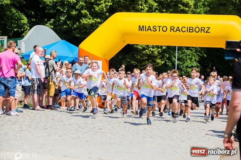 Zdjęcie w galerii na portalu naszraciborz.pl: Upał im niestraszny. Setki młodych biegaczy na starcie Raciborskiego Biegu Profilaktycznego  wiadomości z regionu