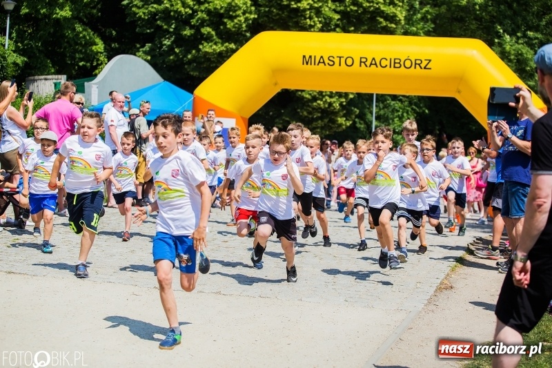 Zdjęcie w galerii na portalu naszraciborz.pl: Upał im niestraszny. Setki młodych biegaczy na starcie Raciborskiego Biegu Profilaktycznego  wiadomości z regionu