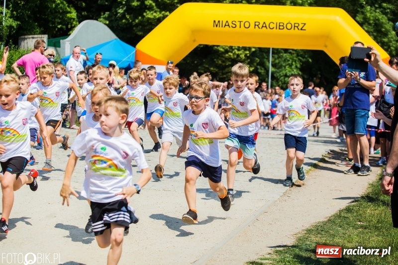 Zdjęcie w galerii na portalu naszraciborz.pl: Upał im niestraszny. Setki młodych biegaczy na starcie Raciborskiego Biegu Profilaktycznego  wiadomości z regionu