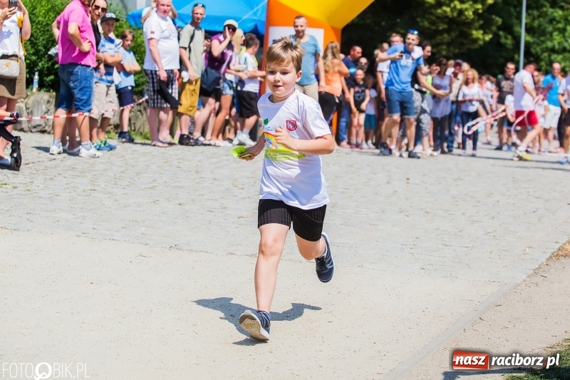 Zdjęcie w galerii na portalu naszraciborz.pl: Upał im niestraszny. Setki młodych biegaczy na starcie Raciborskiego Biegu Profilaktycznego  wiadomości z regionu