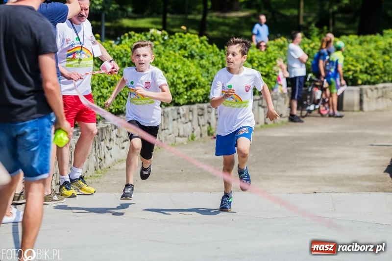 Zdjęcie w galerii na portalu naszraciborz.pl: Upał im niestraszny. Setki młodych biegaczy na starcie Raciborskiego Biegu Profilaktycznego  wiadomości z regionu