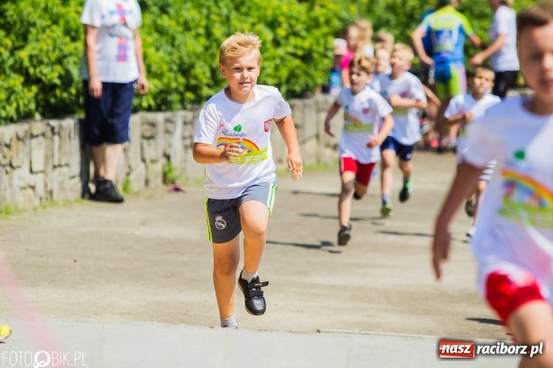 Zdjęcie w galerii na portalu naszraciborz.pl: Upał im niestraszny. Setki młodych biegaczy na starcie Raciborskiego Biegu Profilaktycznego  wiadomości z regionu