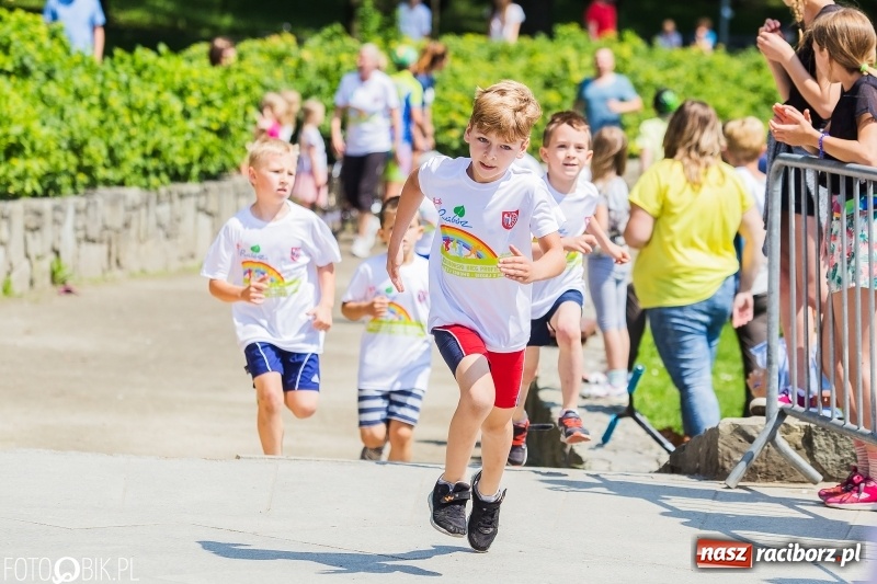 Zdjęcie w galerii na portalu naszraciborz.pl: Upał im niestraszny. Setki młodych biegaczy na starcie Raciborskiego Biegu Profilaktycznego  wiadomości z regionu
