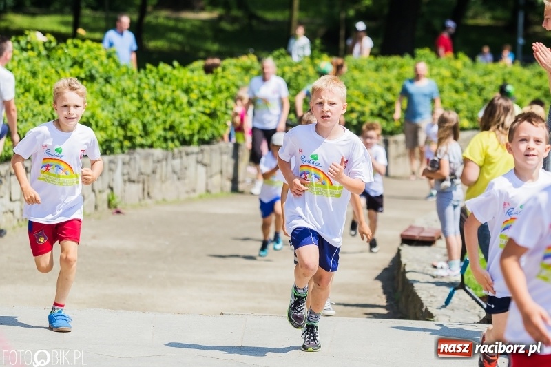 Zdjęcie w galerii na portalu naszraciborz.pl: Upał im niestraszny. Setki młodych biegaczy na starcie Raciborskiego Biegu Profilaktycznego  wiadomości z regionu
