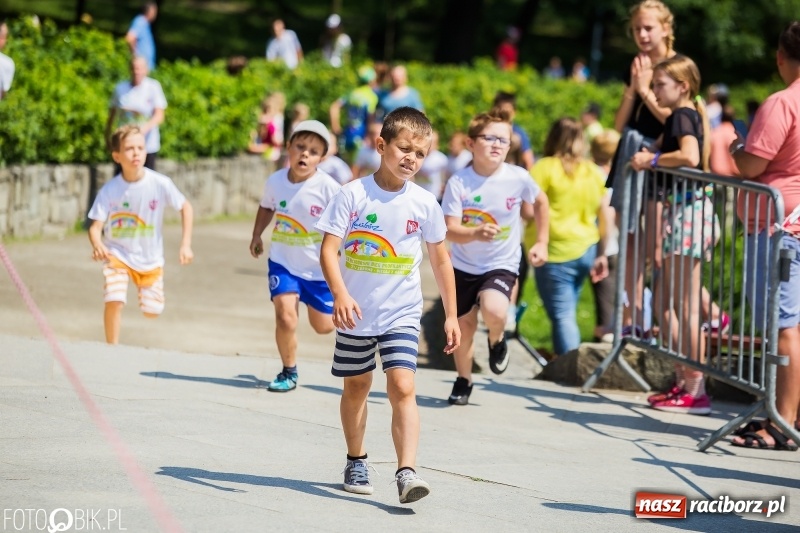 Zdjęcie w galerii na portalu naszraciborz.pl: Upał im niestraszny. Setki młodych biegaczy na starcie Raciborskiego Biegu Profilaktycznego  wiadomości z regionu