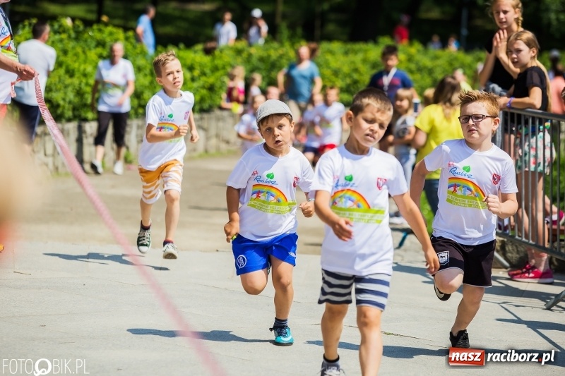 Zdjęcie w galerii na portalu naszraciborz.pl: Upał im niestraszny. Setki młodych biegaczy na starcie Raciborskiego Biegu Profilaktycznego  wiadomości z regionu