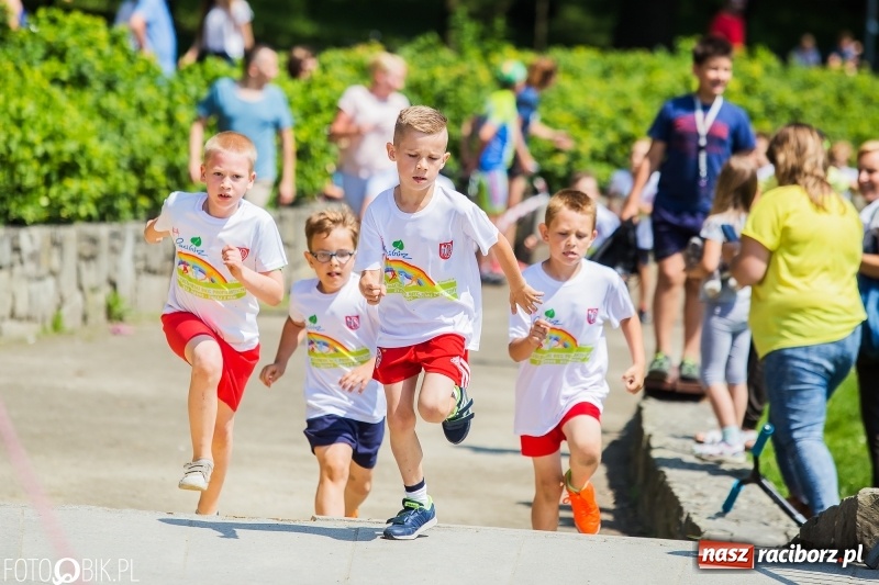 Zdjęcie w galerii na portalu naszraciborz.pl: Upał im niestraszny. Setki młodych biegaczy na starcie Raciborskiego Biegu Profilaktycznego  wiadomości z regionu