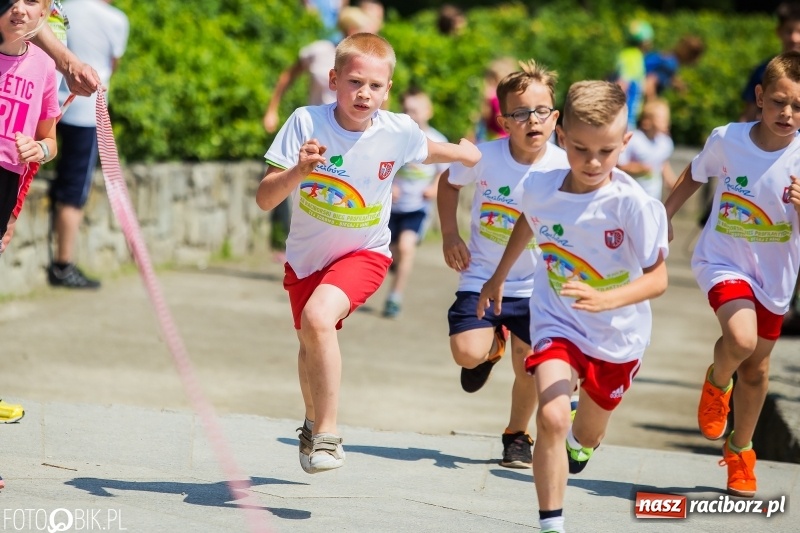 Zdjęcie w galerii na portalu naszraciborz.pl: Upał im niestraszny. Setki młodych biegaczy na starcie Raciborskiego Biegu Profilaktycznego  wiadomości z regionu