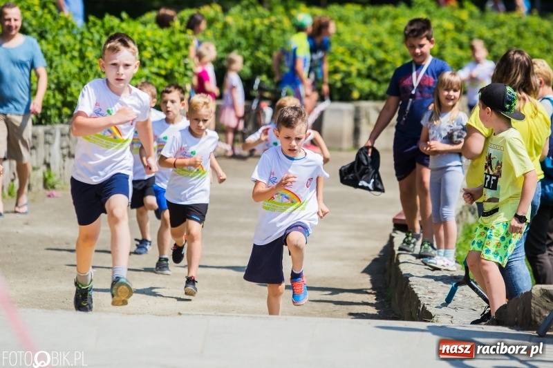 Zdjęcie w galerii na portalu naszraciborz.pl: Upał im niestraszny. Setki młodych biegaczy na starcie Raciborskiego Biegu Profilaktycznego  wiadomości z regionu