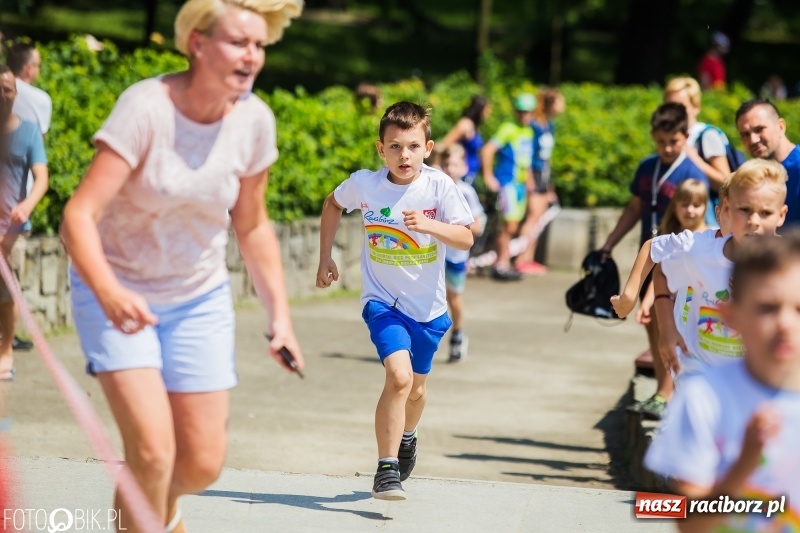 Zdjęcie w galerii na portalu naszraciborz.pl: Upał im niestraszny. Setki młodych biegaczy na starcie Raciborskiego Biegu Profilaktycznego  wiadomości z regionu