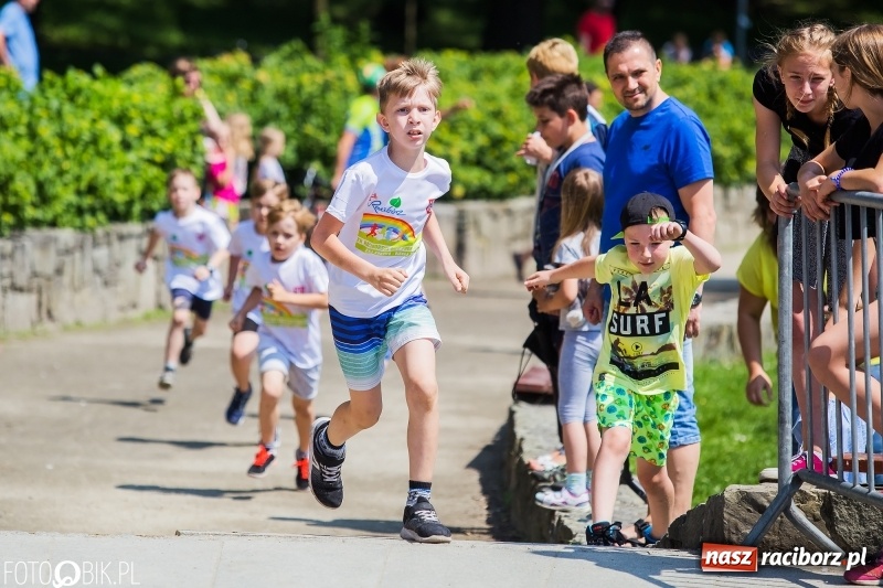 Zdjęcie w galerii na portalu naszraciborz.pl: Upał im niestraszny. Setki młodych biegaczy na starcie Raciborskiego Biegu Profilaktycznego  wiadomości z regionu