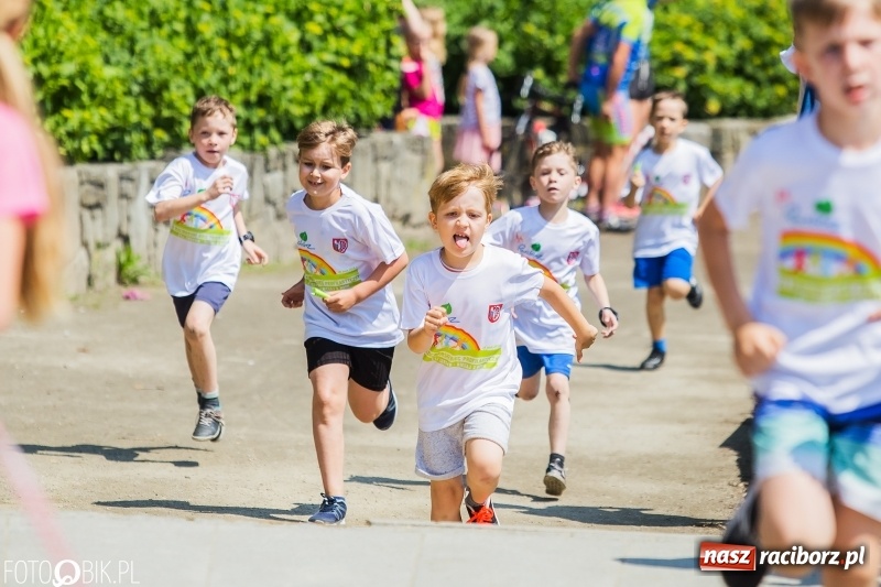Zdjęcie w galerii na portalu naszraciborz.pl: Upał im niestraszny. Setki młodych biegaczy na starcie Raciborskiego Biegu Profilaktycznego  wiadomości z regionu