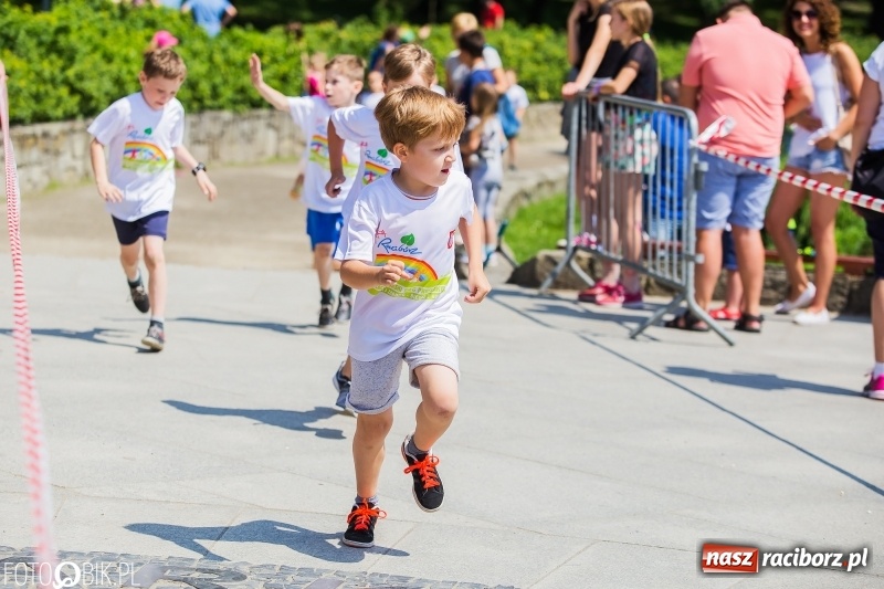 Zdjęcie w galerii na portalu naszraciborz.pl: Upał im niestraszny. Setki młodych biegaczy na starcie Raciborskiego Biegu Profilaktycznego  wiadomości z regionu
