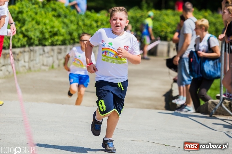 Zdjęcie w galerii na portalu naszraciborz.pl: Upał im niestraszny. Setki młodych biegaczy na starcie Raciborskiego Biegu Profilaktycznego  wiadomości z regionu