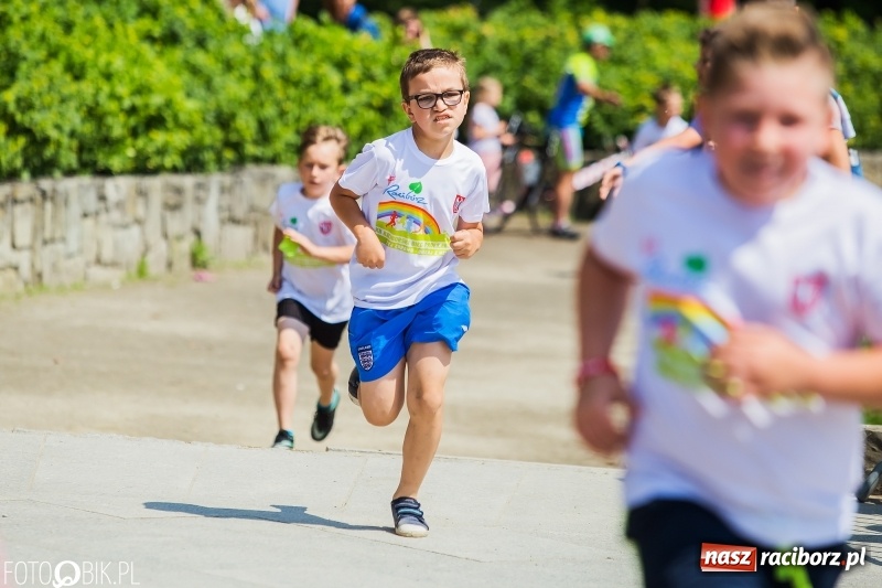Zdjęcie w galerii na portalu naszraciborz.pl: Upał im niestraszny. Setki młodych biegaczy na starcie Raciborskiego Biegu Profilaktycznego  wiadomości z regionu