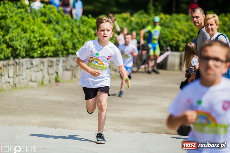 Zdjęcie w galerii na portalu naszraciborz.pl: Upał im niestraszny. Setki młodych biegaczy na starcie Raciborskiego Biegu Profilaktycznego  wiadomości z regionu