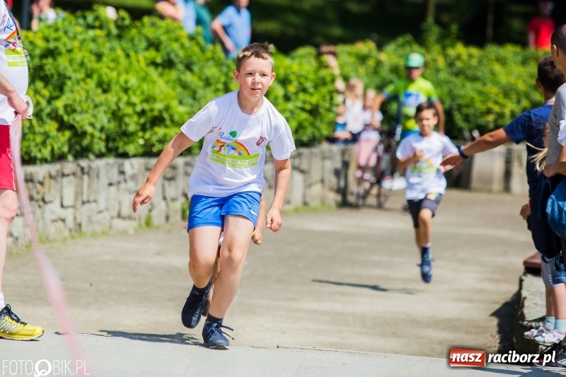 Zdjęcie w galerii na portalu naszraciborz.pl: Upał im niestraszny. Setki młodych biegaczy na starcie Raciborskiego Biegu Profilaktycznego  wiadomości z regionu