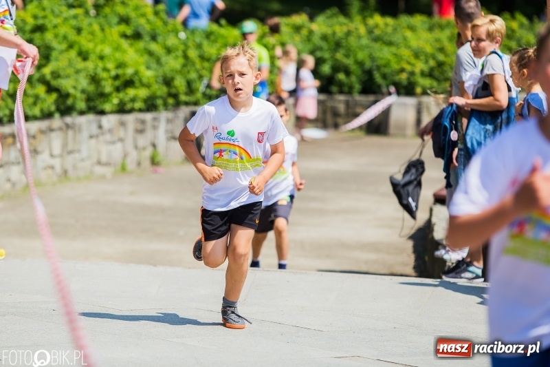 Zdjęcie w galerii na portalu naszraciborz.pl: Upał im niestraszny. Setki młodych biegaczy na starcie Raciborskiego Biegu Profilaktycznego  wiadomości z regionu