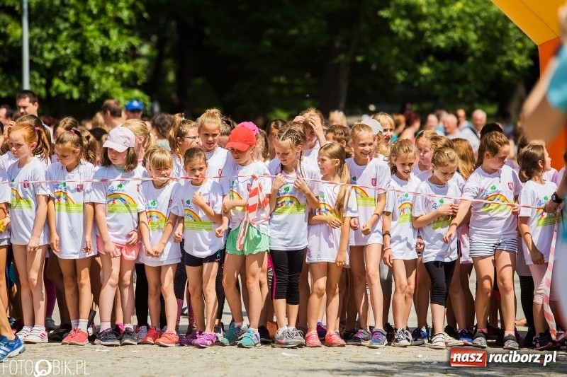 Zdjęcie w galerii na portalu naszraciborz.pl: Upał im niestraszny. Setki młodych biegaczy na starcie Raciborskiego Biegu Profilaktycznego  wiadomości z regionu