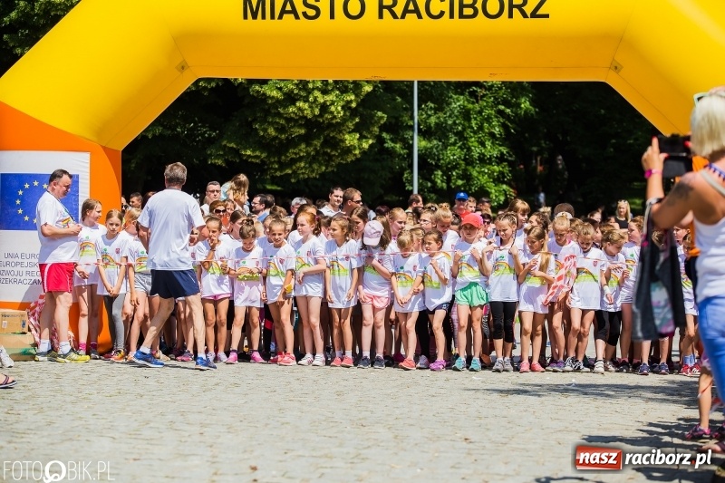 Zdjęcie w galerii na portalu naszraciborz.pl: Upał im niestraszny. Setki młodych biegaczy na starcie Raciborskiego Biegu Profilaktycznego  wiadomości z regionu