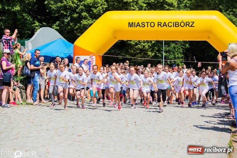 Zdjęcie w galerii na portalu naszraciborz.pl: Upał im niestraszny. Setki młodych biegaczy na starcie Raciborskiego Biegu Profilaktycznego  wiadomości z regionu