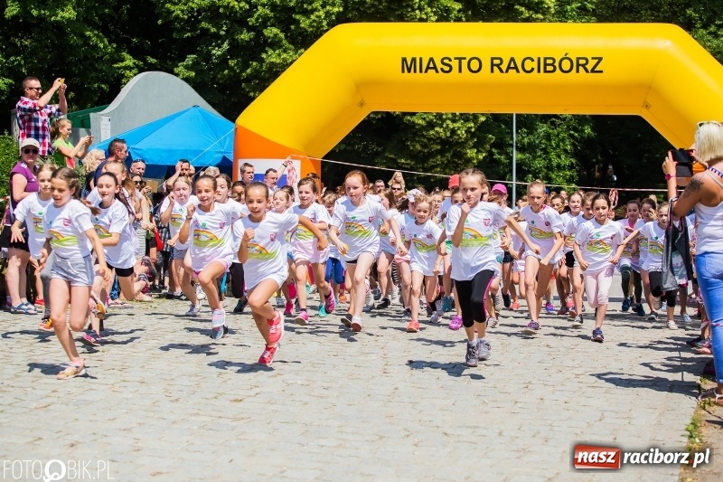Zdjęcie w galerii na portalu naszraciborz.pl: Upał im niestraszny. Setki młodych biegaczy na starcie Raciborskiego Biegu Profilaktycznego  wiadomości z regionu