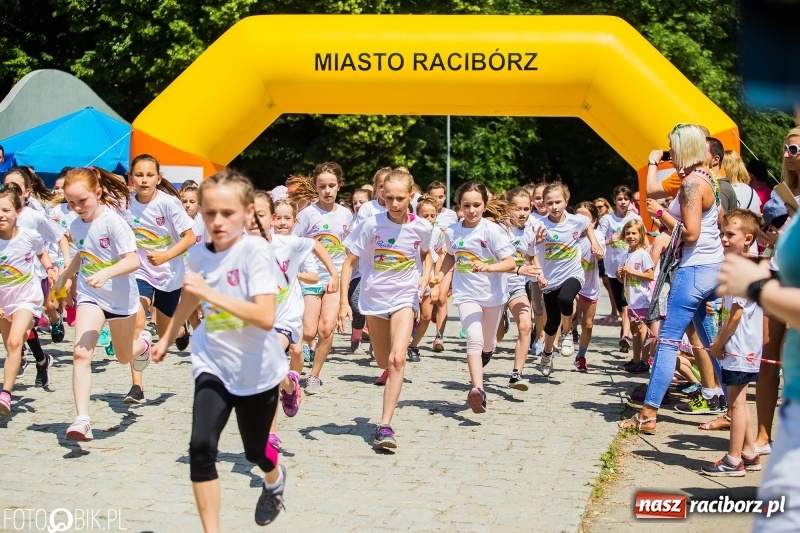 Zdjęcie w galerii na portalu naszraciborz.pl: Upał im niestraszny. Setki młodych biegaczy na starcie Raciborskiego Biegu Profilaktycznego  wiadomości z regionu