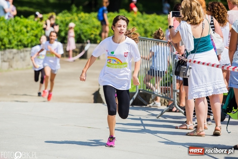 Zdjęcie w galerii na portalu naszraciborz.pl: Upał im niestraszny. Setki młodych biegaczy na starcie Raciborskiego Biegu Profilaktycznego  wiadomości z regionu