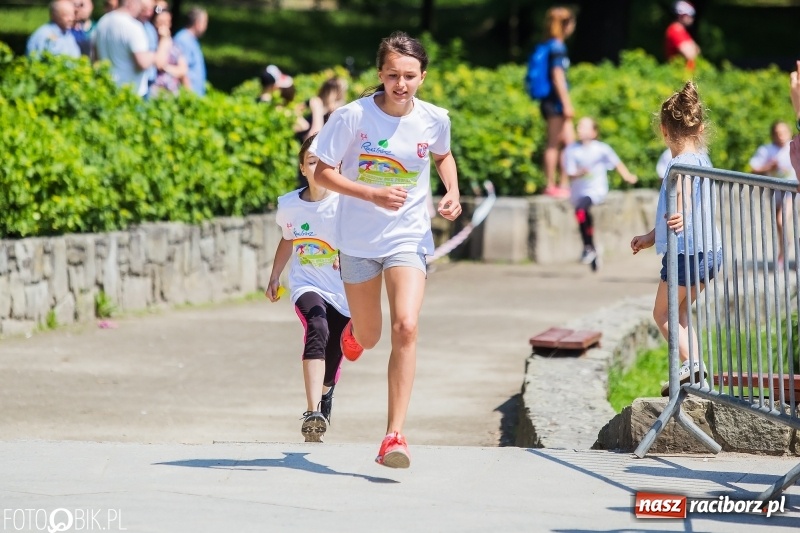 Zdjęcie w galerii na portalu naszraciborz.pl: Upał im niestraszny. Setki młodych biegaczy na starcie Raciborskiego Biegu Profilaktycznego  wiadomości z regionu