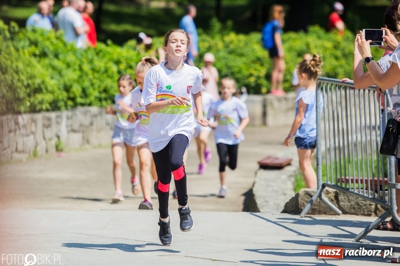 Zdjęcie w galerii na portalu naszraciborz.pl: Upał im niestraszny. Setki młodych biegaczy na starcie Raciborskiego Biegu Profilaktycznego  wiadomości z regionu