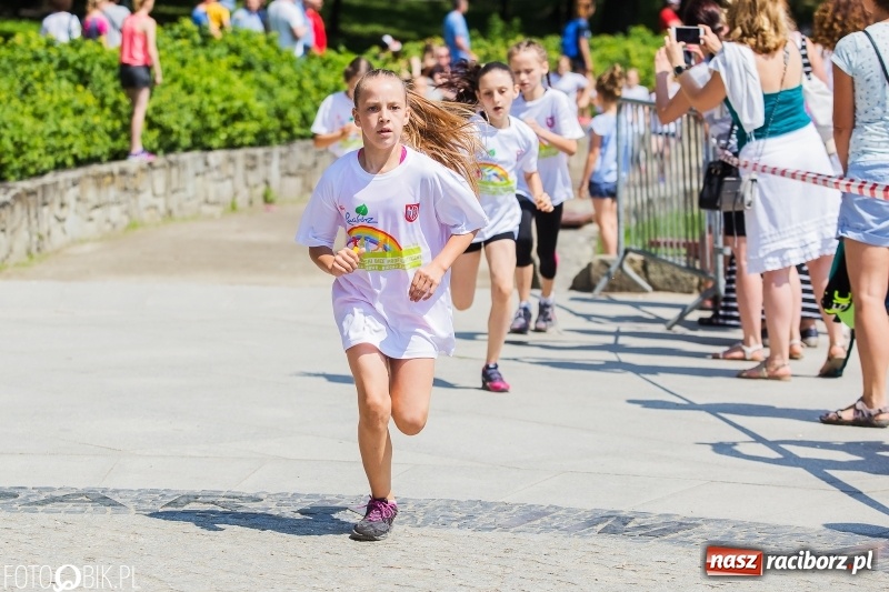 Zdjęcie w galerii na portalu naszraciborz.pl: Upał im niestraszny. Setki młodych biegaczy na starcie Raciborskiego Biegu Profilaktycznego  wiadomości z regionu