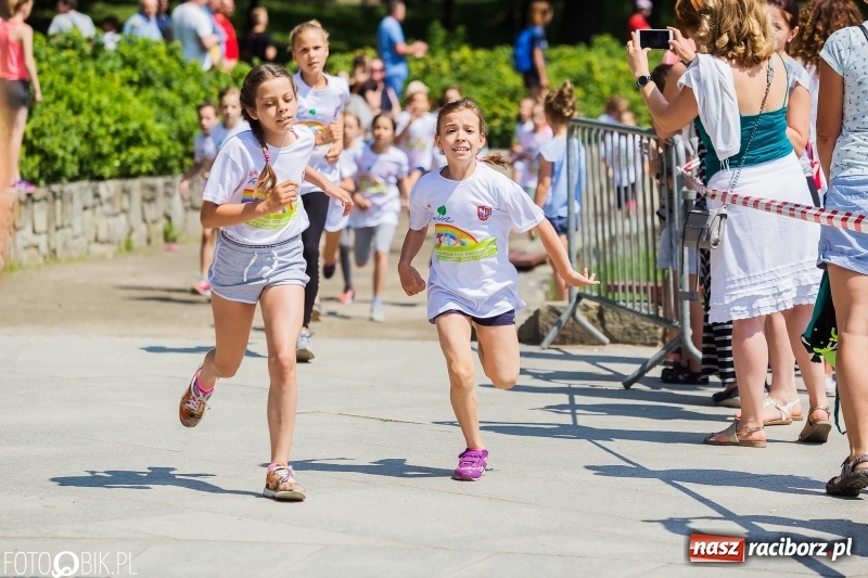 Zdjęcie w galerii na portalu naszraciborz.pl: Upał im niestraszny. Setki młodych biegaczy na starcie Raciborskiego Biegu Profilaktycznego  wiadomości z regionu