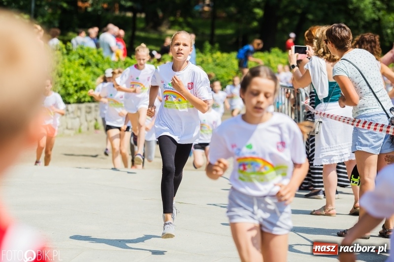 Zdjęcie w galerii na portalu naszraciborz.pl: Upał im niestraszny. Setki młodych biegaczy na starcie Raciborskiego Biegu Profilaktycznego  wiadomości z regionu
