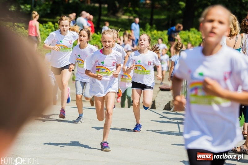 Zdjęcie w galerii na portalu naszraciborz.pl: Upał im niestraszny. Setki młodych biegaczy na starcie Raciborskiego Biegu Profilaktycznego  wiadomości z regionu