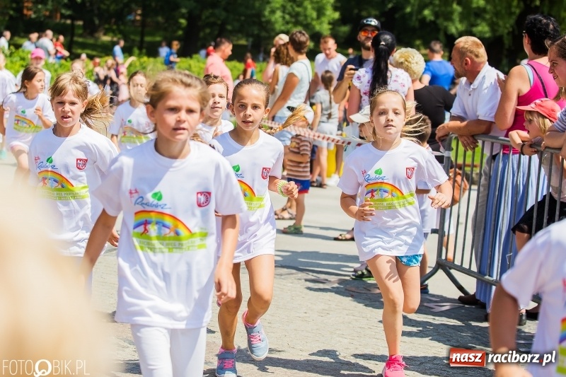 Zdjęcie w galerii na portalu naszraciborz.pl: Upał im niestraszny. Setki młodych biegaczy na starcie Raciborskiego Biegu Profilaktycznego  wiadomości z regionu