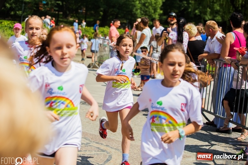 Zdjęcie w galerii na portalu naszraciborz.pl: Upał im niestraszny. Setki młodych biegaczy na starcie Raciborskiego Biegu Profilaktycznego  wiadomości z regionu