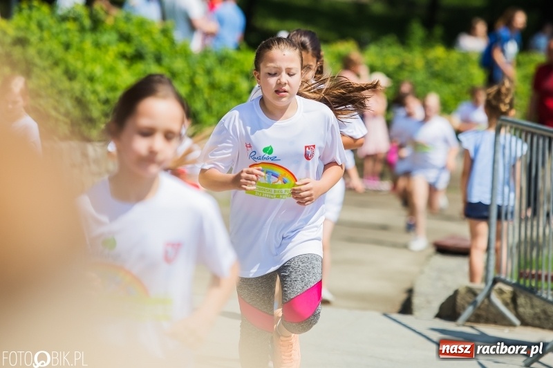 Zdjęcie w galerii na portalu naszraciborz.pl: Upał im niestraszny. Setki młodych biegaczy na starcie Raciborskiego Biegu Profilaktycznego  wiadomości z regionu