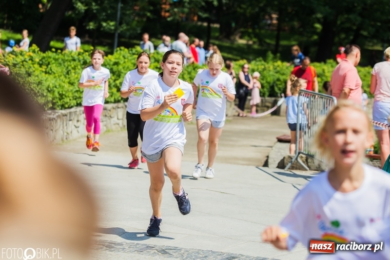 Zdjęcie w galerii na portalu naszraciborz.pl: Upał im niestraszny. Setki młodych biegaczy na starcie Raciborskiego Biegu Profilaktycznego  wiadomości z regionu