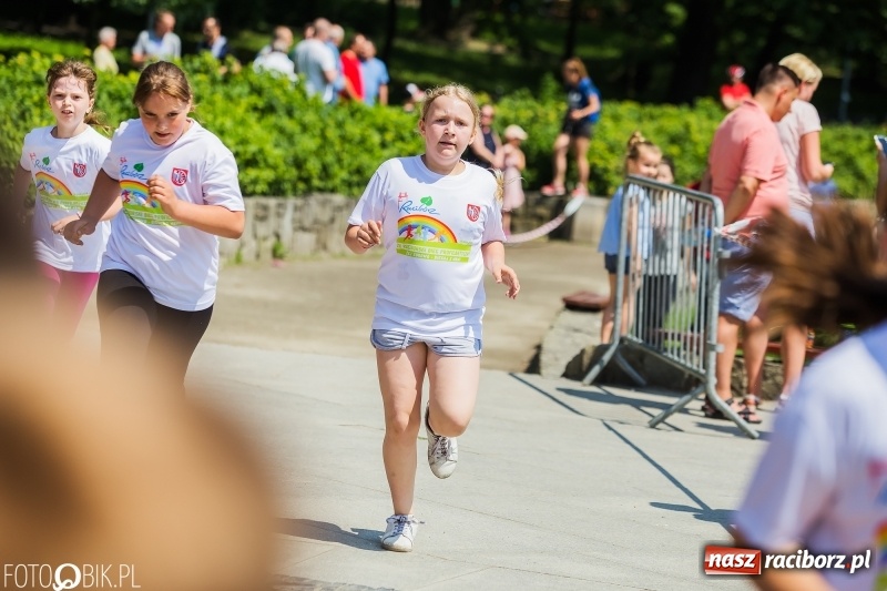 Zdjęcie w galerii na portalu naszraciborz.pl: Upał im niestraszny. Setki młodych biegaczy na starcie Raciborskiego Biegu Profilaktycznego  wiadomości z regionu