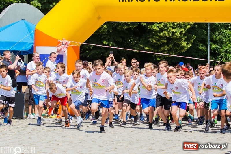 Zdjęcie w galerii na portalu naszraciborz.pl: Upał im niestraszny. Setki młodych biegaczy na starcie Raciborskiego Biegu Profilaktycznego  wiadomości z regionu