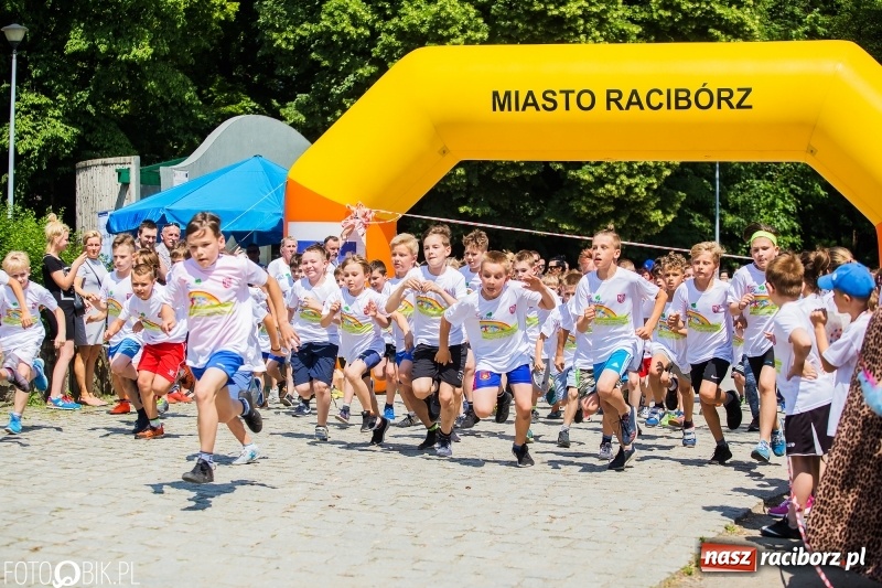 Zdjęcie w galerii na portalu naszraciborz.pl: Upał im niestraszny. Setki młodych biegaczy na starcie Raciborskiego Biegu Profilaktycznego  wiadomości z regionu
