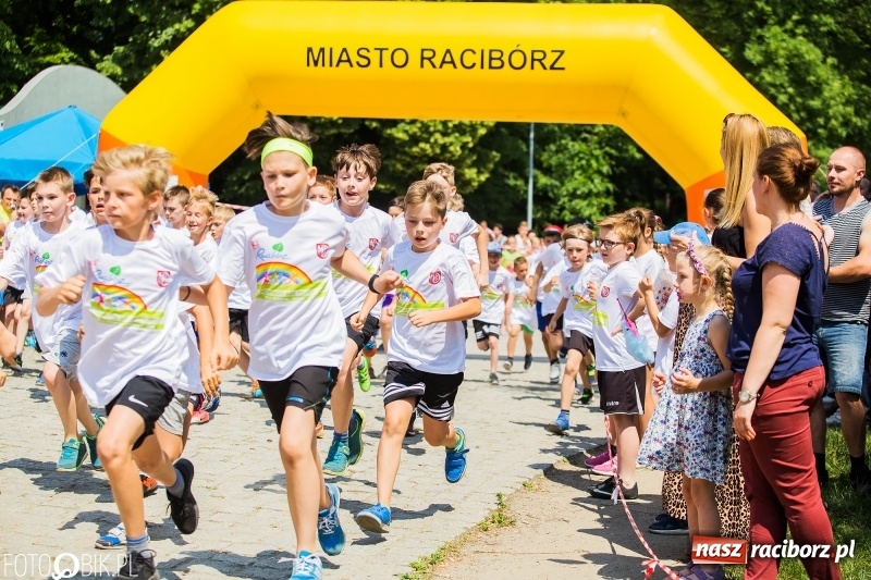 Zdjęcie w galerii na portalu naszraciborz.pl: Upał im niestraszny. Setki młodych biegaczy na starcie Raciborskiego Biegu Profilaktycznego  wiadomości z regionu