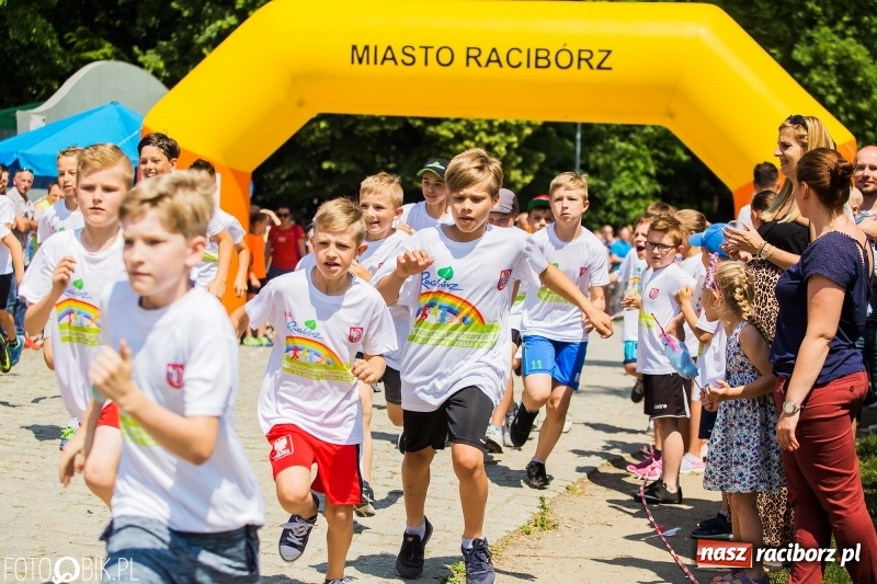 Zdjęcie w galerii na portalu naszraciborz.pl: Upał im niestraszny. Setki młodych biegaczy na starcie Raciborskiego Biegu Profilaktycznego  wiadomości z regionu