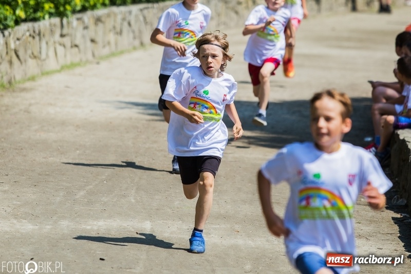 Zdjęcie w galerii na portalu naszraciborz.pl: Upał im niestraszny. Setki młodych biegaczy na starcie Raciborskiego Biegu Profilaktycznego  wiadomości z regionu