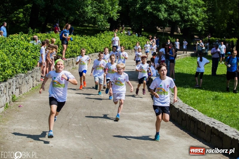 Zdjęcie w galerii na portalu naszraciborz.pl: Upał im niestraszny. Setki młodych biegaczy na starcie Raciborskiego Biegu Profilaktycznego  wiadomości z regionu