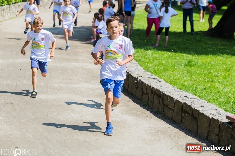 Zdjęcie w galerii na portalu naszraciborz.pl: Upał im niestraszny. Setki młodych biegaczy na starcie Raciborskiego Biegu Profilaktycznego  wiadomości z regionu