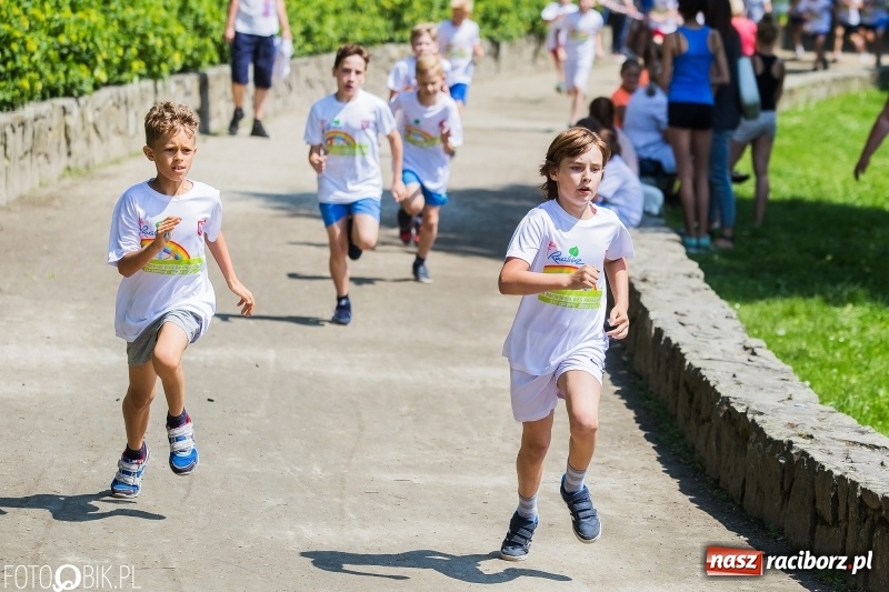 Zdjęcie w galerii na portalu naszraciborz.pl: Upał im niestraszny. Setki młodych biegaczy na starcie Raciborskiego Biegu Profilaktycznego  wiadomości z regionu